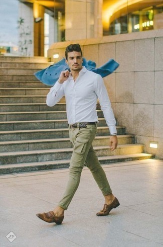 Look alla moda per uomo: Blazer doppiopetto blu, Camicia elegante bianca, Pantaloni cargo verde oliva, Mocassini eleganti in pelle con frange marroni