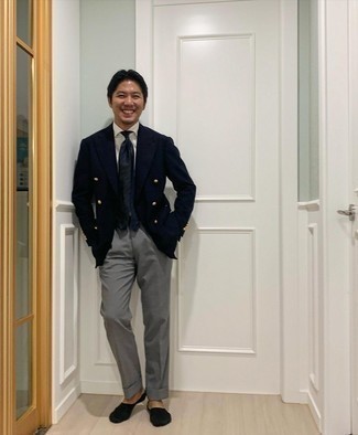 Quale blazer doppiopetto indossare con pantaloni eleganti grigi: Potresti combinare un blazer doppiopetto con pantaloni eleganti grigi per una silhouette classica e raffinata