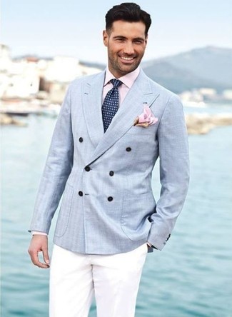 Come indossare e abbinare un fazzoletto da taschino fucsia: Scegli un outfit composto da un blazer doppiopetto azzurro e un fazzoletto da taschino fucsia per un look raffinato per il tempo libero.