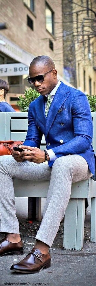 Come indossare e abbinare un blazer di lana blu con una camicia elegante bianca per un uomo di 30 anni: Potresti combinare un blazer di lana blu con una camicia elegante bianca per una silhouette classica e raffinata Scarpe monk in pelle marrone scuro sono una valida scelta per completare il look.