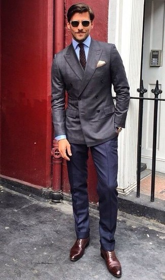 Quale scarpe oxford indossare con un blazer grigio: Metti un blazer grigio e pantaloni eleganti blu scuro come un vero gentiluomo. Completa questo look con un paio di scarpe oxford.