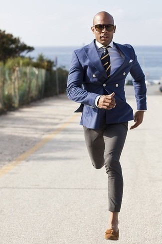 Quale mocassini eleganti indossare con un blazer doppiopetto blu quando fa caldo: Opta per un blazer doppiopetto blu e pantaloni eleganti grigi per un look elegante e alla moda. Per un look più rilassato, opta per un paio di mocassini eleganti.