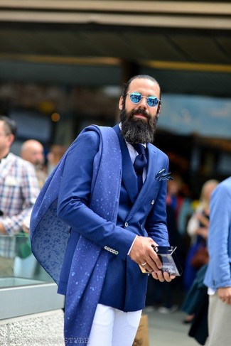 Look alla moda per uomo: Blazer doppiopetto blu, Camicia elegante bianca, Pantaloni eleganti bianchi, Cravatta blu scuro