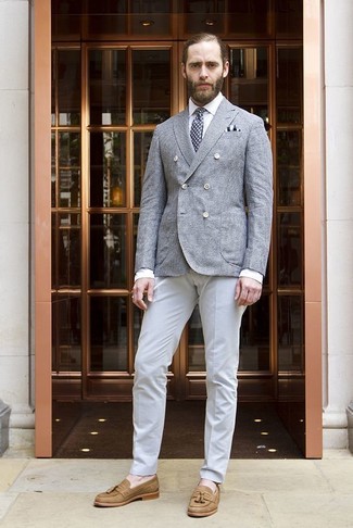 Quale mocassini eleganti indossare con un blazer doppiopetto grigio in modo formale: Metti un blazer doppiopetto grigio e pantaloni eleganti grigi per un look elegante e alla moda. Per distinguerti dagli altri, prova con un paio di mocassini eleganti.