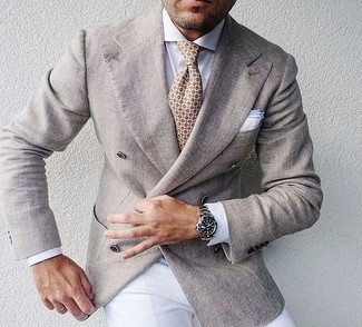 Quale camicia elegante indossare con un blazer doppiopetto beige quando fa caldo: Potresti combinare un blazer doppiopetto beige con una camicia elegante per una silhouette classica e raffinata