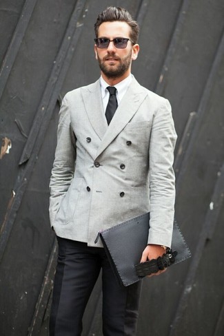 Look alla moda per uomo: Blazer doppiopetto grigio, Camicia elegante con stampa cachemire bianca, Pantaloni eleganti neri, Pochette in pelle nera
