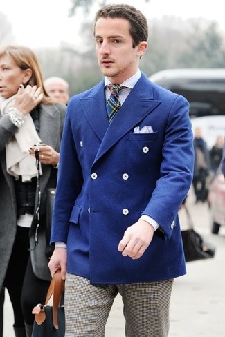 Come indossare e abbinare pantaloni eleganti scozzesi grigio scuro: Potresti abbinare un blazer doppiopetto blu con pantaloni eleganti scozzesi grigio scuro come un vero gentiluomo.