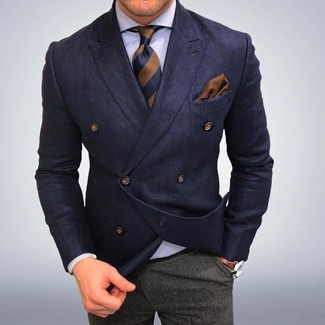 Come indossare e abbinare pantaloni eleganti di lana grigi: Combina un blazer doppiopetto blu scuro con pantaloni eleganti di lana grigi come un vero gentiluomo.