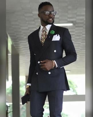 Look alla moda per uomo: Blazer doppiopetto a righe verticali nero, Camicia elegante bianca, Pantaloni eleganti a righe verticali neri, Cravatta multicolore