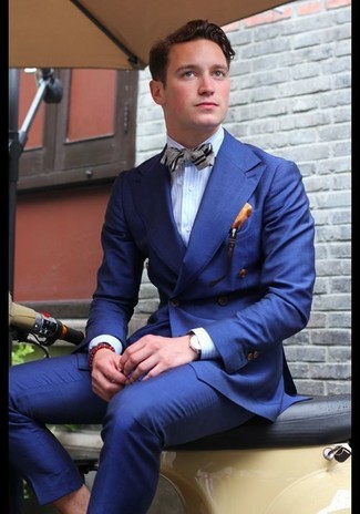 Come indossare e abbinare un fazzoletto da taschino di seta: Potresti abbinare un blazer doppiopetto blu con un fazzoletto da taschino di seta per un look semplice, da indossare ogni giorno.