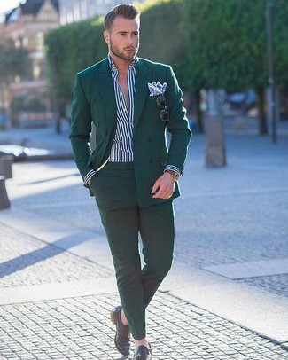 Quale pantaloni eleganti indossare con un blazer doppiopetto verde scuro: Scegli un outfit composto da un blazer doppiopetto verde scuro e pantaloni eleganti come un vero gentiluomo. Per distinguerti dagli altri, prova con un paio di mocassini con nappine in pelle neri.