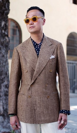 Come indossare e abbinare un blazer doppiopetto marrone: Potresti combinare un blazer doppiopetto marrone con pantaloni eleganti bianchi per un look elegante e alla moda.