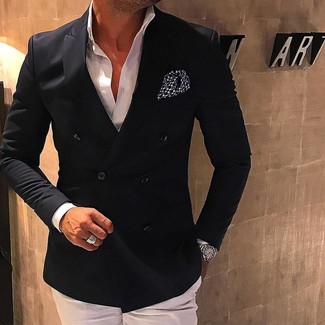 Come indossare e abbinare un blazer doppiopetto nero per un uomo di 30 anni in modo formale: Mostra il tuo stile in un blazer doppiopetto nero con pantaloni eleganti bianchi per un look elegante e di classe.