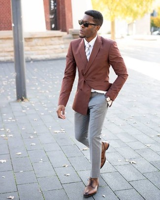 Look alla moda per uomo: Blazer doppiopetto terracotta, Camicia elegante bianca, Pantaloni eleganti grigi, Scarpe derby in pelle marroni