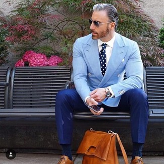Come indossare e abbinare un blazer acqua: Indossa un blazer acqua e pantaloni eleganti blu per essere sofisticato e di classe. Scarpe oxford in pelle terracotta sono una splendida scelta per completare il look.