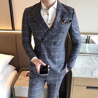 Come indossare e abbinare un fazzoletto da taschino grigio per un uomo di 20 anni: Metti un blazer doppiopetto di lana a quadri grigio e un fazzoletto da taschino grigio per un look comfy-casual.