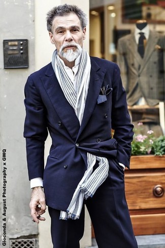 Come indossare e abbinare una sciarpa a righe verticali grigio scuro in modo formale: Metti un blazer doppiopetto blu scuro e una sciarpa a righe verticali grigio scuro per un look semplice, da indossare ogni giorno.