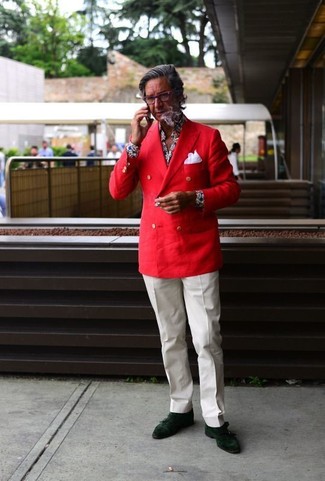 Come indossare e abbinare un blazer rosso: Metti un blazer rosso e pantaloni eleganti bianchi come un vero gentiluomo. Scarpe oxford in pelle scamosciata verde scuro sono una gradevolissima scelta per completare il look.