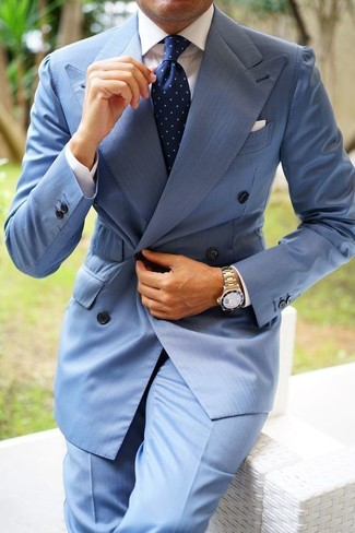 Come indossare e abbinare pantaloni eleganti azzurri: Combina un blazer doppiopetto azzurro con pantaloni eleganti azzurri per un look elegante e di classe.