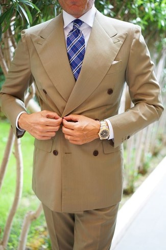 Come indossare e abbinare una cravatta scozzese blu per un uomo di 30 anni: Combina un blazer doppiopetto marrone chiaro con una cravatta scozzese blu per essere sofisticato e di classe.