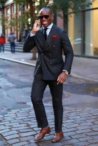 Come indossare e abbinare una cravatta nera quando fa caldo: Indossa un blazer doppiopetto nero e una cravatta nera come un vero gentiluomo. Se non vuoi essere troppo formale, calza un paio di scarpe derby in pelle marroni.