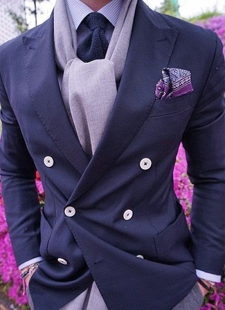 Look alla moda per uomo: Blazer doppiopetto blu scuro, Camicia elegante a quadretti viola chiaro, Pantaloni eleganti grigi, Cravatta lavorata a maglia blu scuro