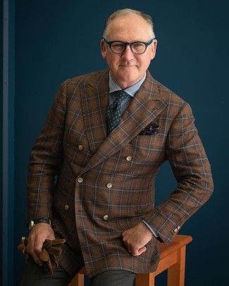 Come indossare e abbinare un blazer doppiopetto di lana per un uomo di 50 anni: Metti un blazer doppiopetto di lana e pantaloni eleganti grigio scuro come un vero gentiluomo.