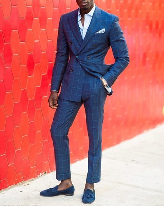 Quale blazer indossare con mocassini con nappine blu scuro per un uomo di 20 anni: Potresti indossare un blazer e pantaloni eleganti a quadri blu per un look elegante e alla moda. Mocassini con nappine blu scuro sono una valida scelta per completare il look.