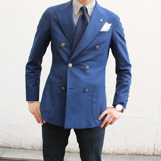 Come indossare e abbinare un blazer doppiopetto blu: Scegli uno stile classico in un blazer doppiopetto blu e pantaloni eleganti scozzesi blu scuro e verdi.