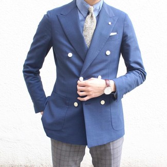 Come indossare e abbinare un blazer doppiopetto blu scuro con pantaloni eleganti scozzesi grigi in modo formale: Coniuga un blazer doppiopetto blu scuro con pantaloni eleganti scozzesi grigi per un look elegante e alla moda.