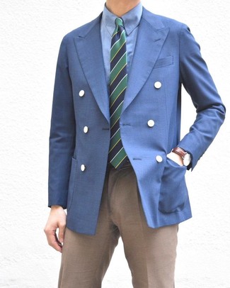 Look alla moda per uomo: Blazer doppiopetto blu, Camicia elegante blu, Pantaloni eleganti marroni, Cravatta a righe orizzontali blu scuro e verde