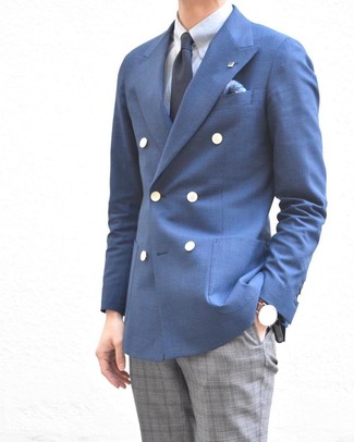 Come indossare e abbinare un fazzoletto da taschino stampato blu scuro e bianco: Mostra il tuo stile in un blazer doppiopetto blu con un fazzoletto da taschino stampato blu scuro e bianco per un look trendy e alla mano.