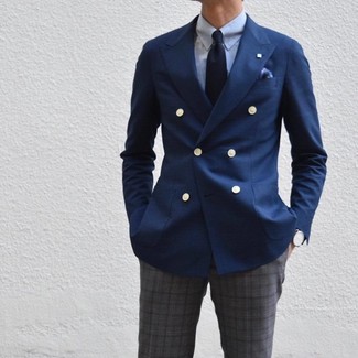 Come indossare e abbinare un blazer doppiopetto blu scuro con pantaloni eleganti grigio scuro per un uomo di 30 anni in modo formale: Potresti combinare un blazer doppiopetto blu scuro con pantaloni eleganti grigio scuro per essere sofisticato e di classe.