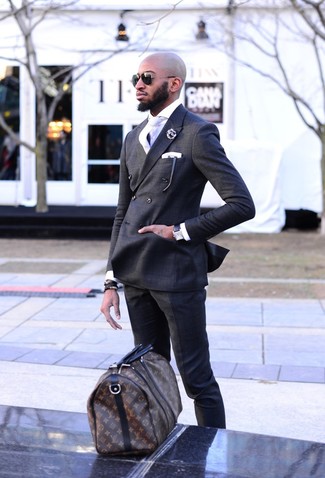 Come indossare e abbinare un blazer doppiopetto grigio per un uomo di 30 anni quando fa caldo: Mostra il tuo stile in un blazer doppiopetto grigio con pantaloni eleganti grigio scuro per un look elegante e di classe.