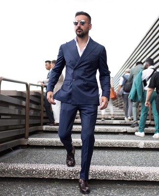 Quale blazer indossare con mocassini eleganti bordeaux: Prova a combinare un blazer con pantaloni eleganti blu scuro per essere sofisticato e di classe. Mocassini eleganti bordeaux sono una valida scelta per completare il look.