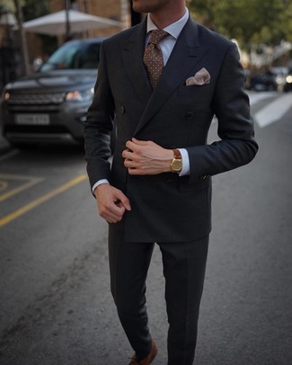 Come indossare e abbinare un blazer doppiopetto con scarpe oxford: Combina un blazer doppiopetto con pantaloni eleganti grigio scuro per un look elegante e di classe. Se non vuoi essere troppo formale, calza un paio di scarpe oxford.