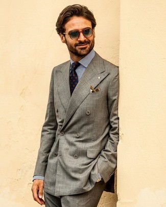 Come indossare e abbinare un blazer doppiopetto grigio con pantaloni eleganti grigi: Potresti abbinare un blazer doppiopetto grigio con pantaloni eleganti grigi come un vero gentiluomo.