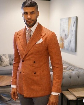 Come indossare e abbinare pantaloni eleganti marrone scuro per un uomo di 30 anni in modo formale: Coniuga un blazer doppiopetto arancione con pantaloni eleganti marrone scuro come un vero gentiluomo.