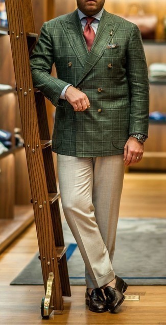 Quale mocassini con nappine indossare con un blazer verde oliva per un uomo di 30 anni quando fa caldo: Abbina un blazer verde oliva con pantaloni eleganti beige come un vero gentiluomo. Perfeziona questo look con un paio di mocassini con nappine.