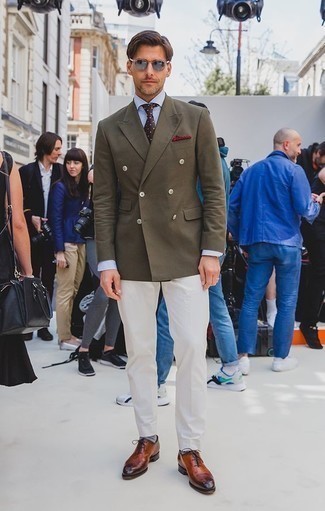 Look alla moda per uomo: Blazer doppiopetto verde oliva, Camicia elegante azzurra, Pantaloni eleganti bianchi, Scarpe oxford in pelle terracotta