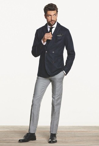Come indossare e abbinare un blazer doppiopetto blu in modo formale: Vestiti con un blazer doppiopetto blu e pantaloni eleganti grigi per essere sofisticato e di classe. Se non vuoi essere troppo formale, scegli un paio di scarpe oxford in pelle nere.
