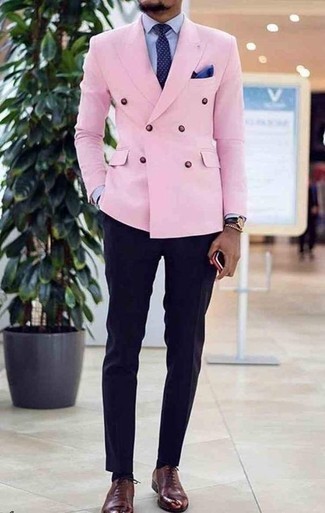 Quale pantaloni eleganti indossare con un blazer rosa quando fa caldo: Mostra il tuo stile in un blazer rosa con pantaloni eleganti per essere sofisticato e di classe. Un paio di scarpe oxford in pelle bordeaux si abbina alla perfezione a una grande varietà di outfit.