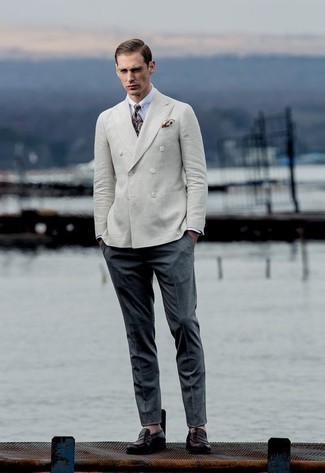Come indossare e abbinare mocassini eleganti con un blazer doppiopetto: Opta per un blazer doppiopetto e pantaloni eleganti grigio scuro come un vero gentiluomo. Se non vuoi essere troppo formale, mettiti un paio di mocassini eleganti.
