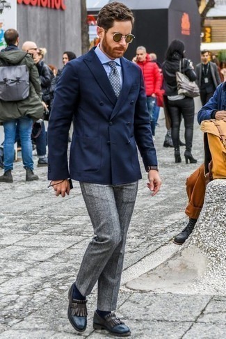 Come indossare e abbinare un blazer blu con pantaloni grigi per un uomo di 30 anni in estate 2024: Potresti indossare un blazer blu e pantaloni grigi per essere sofisticato e di classe. Rifinisci il completo con un paio di mocassini eleganti in pelle con frange blu scuro. È splendida scelta per le temperature calde!