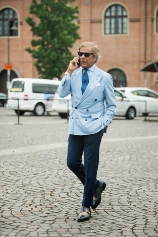 Come indossare e abbinare un blazer azzurro per un uomo di 50 anni: Una scelta semplice come un blazer azzurro e pantaloni eleganti blu scuro può distinguerti dalla massa. Scarpe double monk in pelle nere sono una gradevolissima scelta per completare il look.