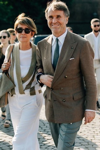 Come indossare e abbinare un blazer doppiopetto con pantaloni eleganti per un uomo di 50 anni: Opta per un blazer doppiopetto e pantaloni eleganti per un look elegante e alla moda.