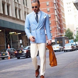Come indossare e abbinare pantaloni eleganti con scarpe oxford in modo formale: Combina un blazer doppiopetto azzurro con pantaloni eleganti per un look elegante e alla moda. Scegli un paio di scarpe oxford come calzature per un tocco più rilassato.