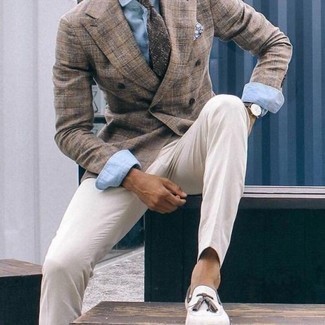 Look alla moda per uomo: Blazer doppiopetto marrone, Camicia elegante azzurra, Pantaloni eleganti bianchi, Mocassini con nappine in pelle scamosciata beige