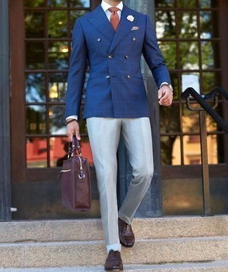 Come indossare e abbinare un blazer doppiopetto blu in modo formale: Potresti abbinare un blazer doppiopetto blu con pantaloni eleganti grigi per essere sofisticato e di classe. Scegli un paio di scarpe oxford in pelle marrone scuro per avere un aspetto più rilassato.