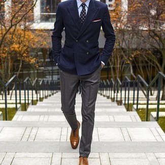 Quale scarpe oxford indossare con pantaloni eleganti grigi in modo formale: Indossa un blazer doppiopetto a righe verticali blu scuro e pantaloni eleganti grigi come un vero gentiluomo. Completa questo look con un paio di scarpe oxford.